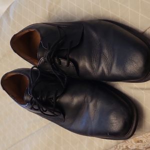 Men's size 12 slightly used Bass black leather dress shoes